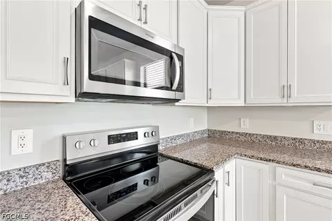 Kitchen - 3721 E Hampton Cir, Alva, FL 33920 photo 4 of 4