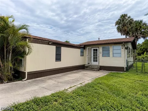 130 Lantern Pl, North Fort Myers, FL 33917