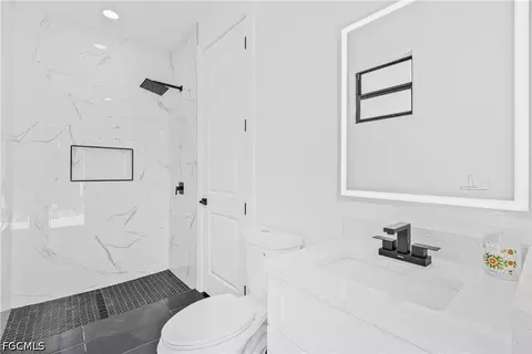 Bath - 7717 18th Ter, Labelle, FL 33935 photo 3 of 4