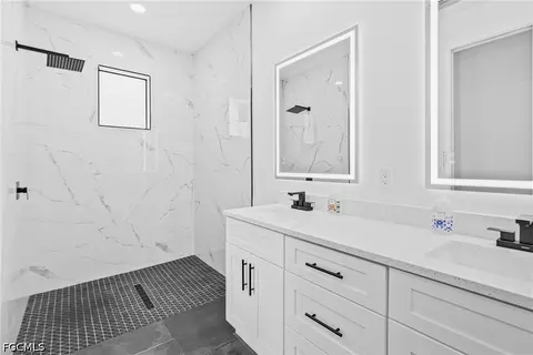 Bath - 7717 18th Ter, Labelle, FL 33935 photo 1 of 4