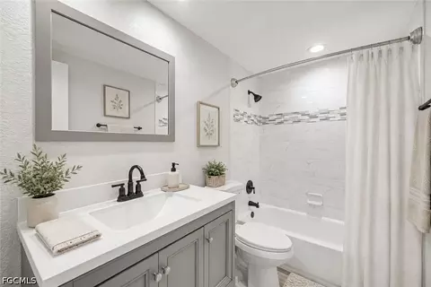 Bath - 305 Shell Rd, Venice, FL 34293 photo 4 of 5