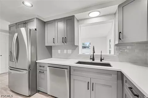Kitchen - 305 Shell Rd, Venice, FL 34293 photo 6 of 8