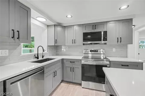 Kitchen - 305 Shell Rd, Venice, FL 34293 photo 4 of 8