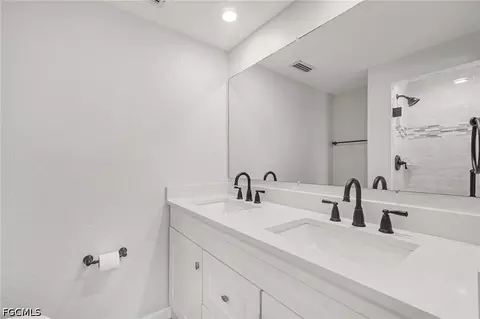 Bath - 305 Shell Rd, Venice, FL 34293 photo 2 of 5