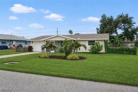 Exterior - 305 Shell Rd, Venice, FL 34293 photo 2 of 7