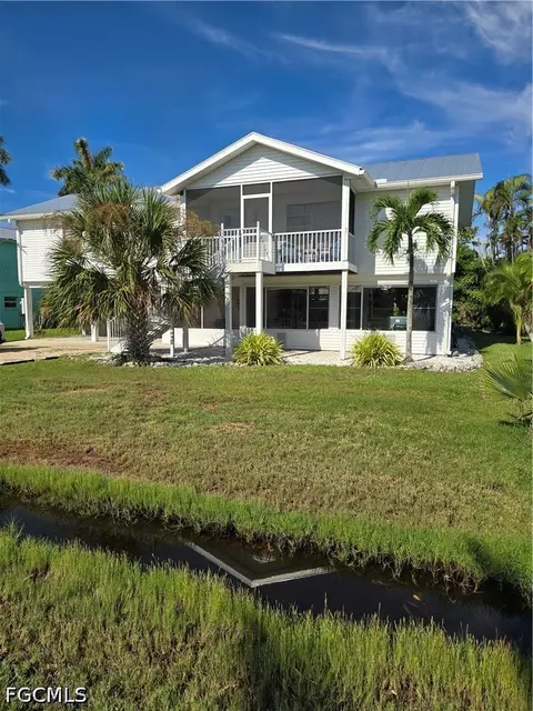 2471 Avocado St, Saint James City, FL 33956
