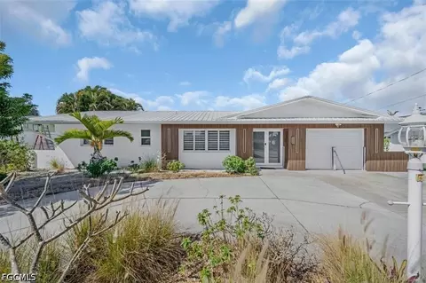 4625 Forest Glen Dr, North Fort Myers, FL 33903