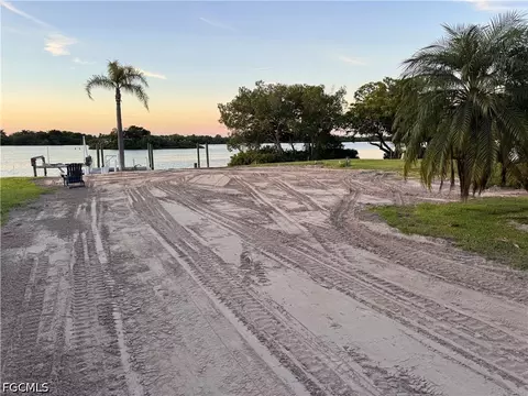 321 Shoreland Dr, Fort Myers, FL 33905
