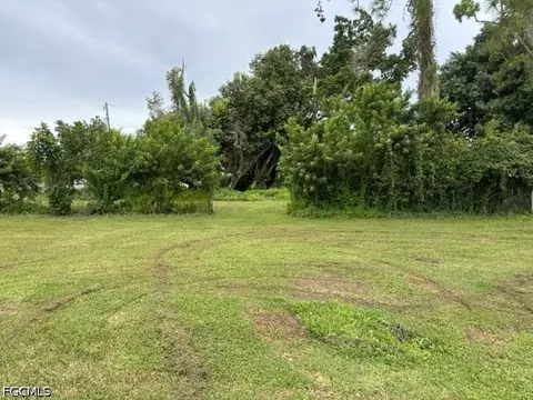 842 Whispering Pines Rd, Cape Coral, FL 33993