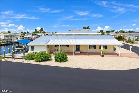 3055 Harpoon Ln, Saint James City, FL 33956