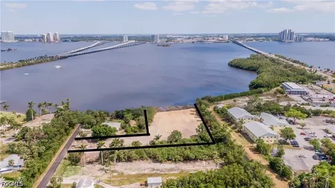 1059 River Rd, North Fort Myers, FL 33903