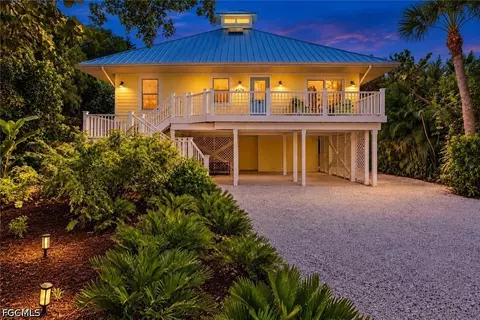 726 Cardium St, Sanibel, FL 33957