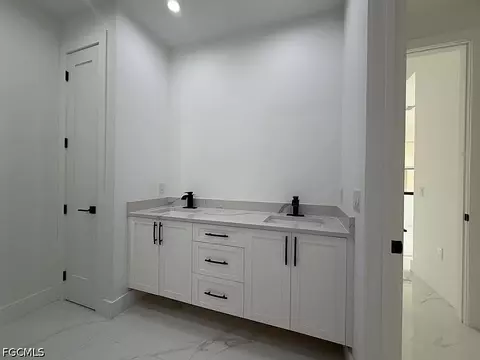Bath - 129 Carousel Ave, Labelle, FL 33935 photo 2 of 6