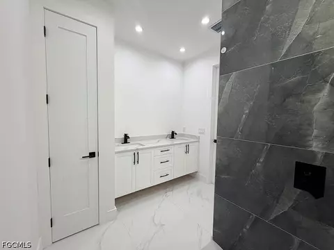 Bath - 129 Carousel Ave, Labelle, FL 33935 photo 5 of 6