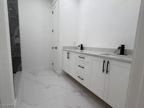 Bath - 129 Carousel Ave, Labelle, FL 33935 photo 3 of 6