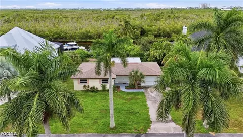 11821 Isle Of Palms Dr, Fort Myers Beach, FL 33931