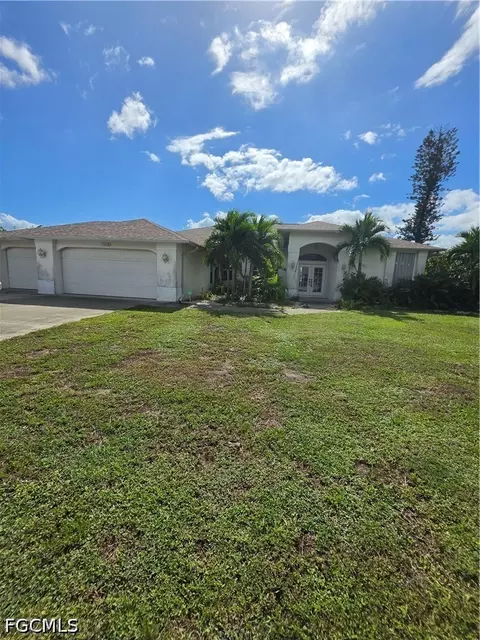 3812 Country Club Blvd, Cape Coral, FL 33904