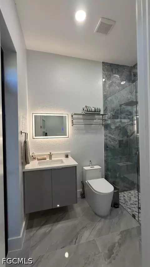 Bath - 7620 23rd Pl, Labelle, FL 33935 photo 12 of 14