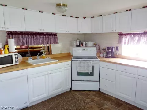 1357 Riverview Dr, Moore Haven, FL 33471 photo 18