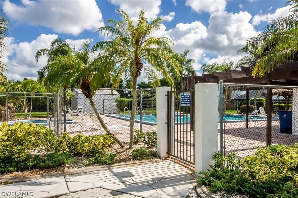  12921 Meadowood Ct, Fort Myers, FL 33919 photo 11