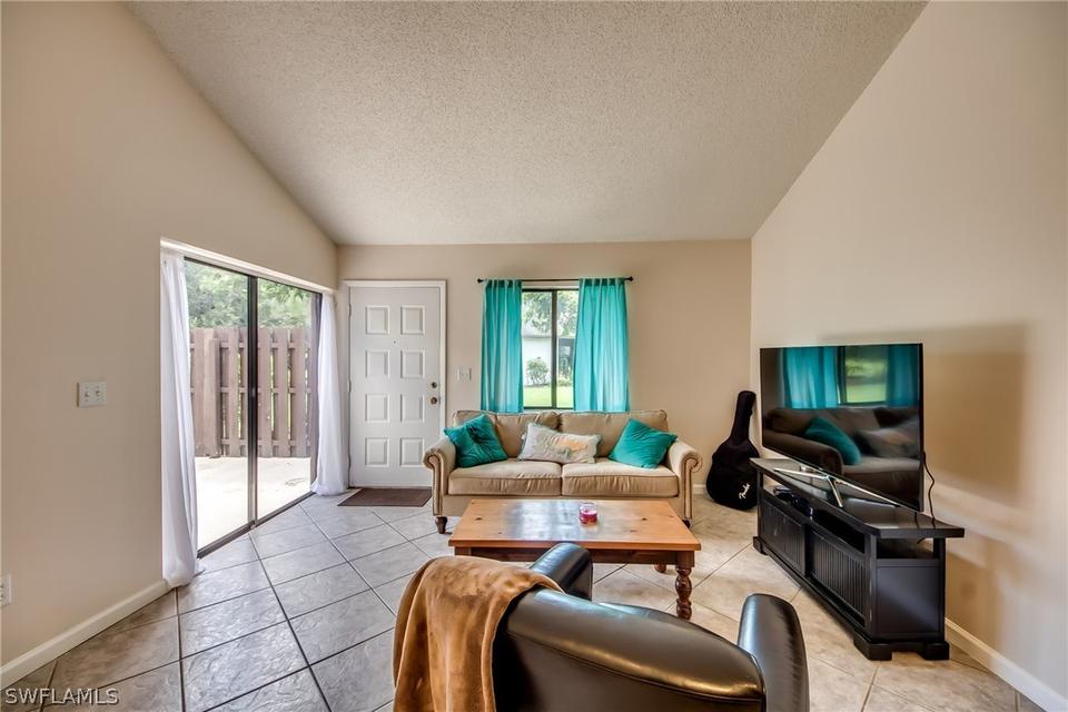  12921 Meadowood Ct, Fort Myers, FL 33919 photo 6