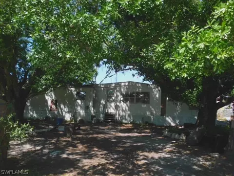 1087 E Dolly St, Labelle, FL 33935 photo 3