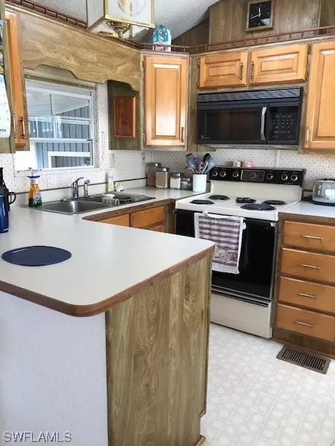 20370 Carriage Ct, Estero, FL 33928 photo 3