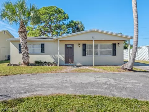 911 Coconut Cir E, Naples, FL 34104 photo 1