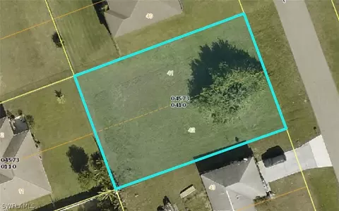 614 SW 10th Pl, Cape Coral, FL 33991