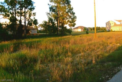 672 Manhattan St E, Lehigh Acres, FL 33974