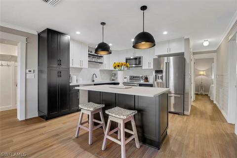 2574 Bayshore Dr, Matlacha, FL 33993