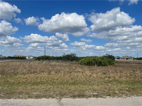 9001 E Castle Cir, Labelle, FL 33935