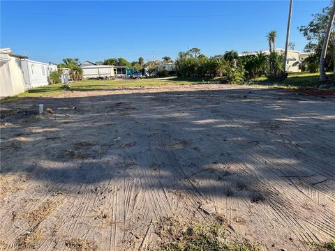 5513 Miles Standish Ln, North Fort Myers, FL 33917