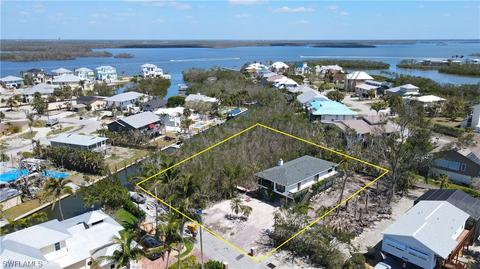 305 Dundee Rd, Fort Myers Beach, FL 33931