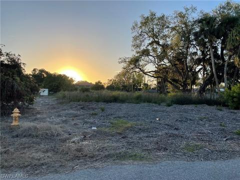 319 Broadway Ave, Lehigh Acres, FL 33936