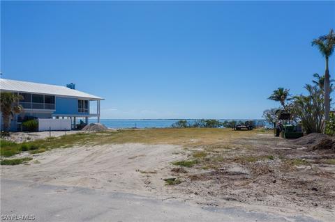 2080 Macadamia Ln, Saint James City, FL 33956