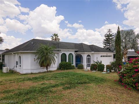733 Mirror Lakes Dr, Lehigh Acres, FL 33974