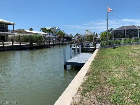 380 Washington Ct, Fort Myers Beach, FL 33931