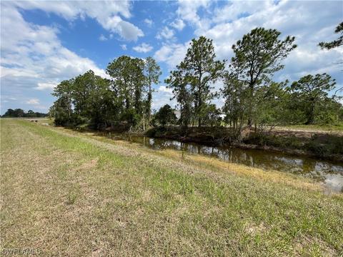 850 Foxtail St, Lehigh Acres, FL 33974