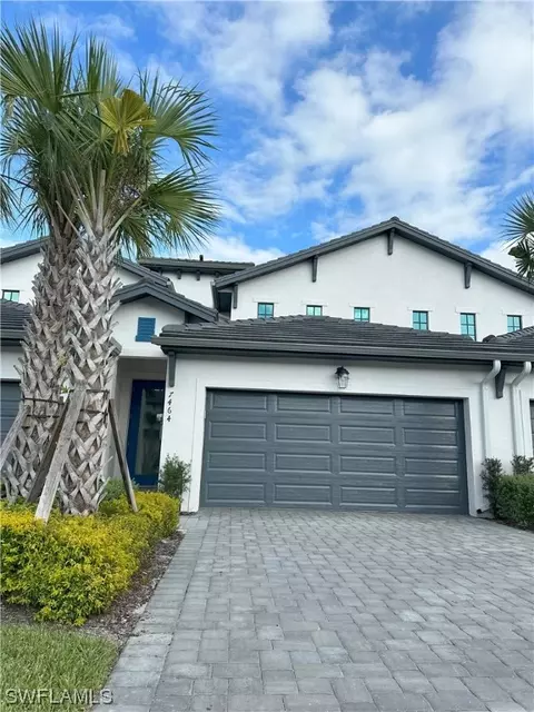 7464 Rockefeller Dr, Naples, FL 34119