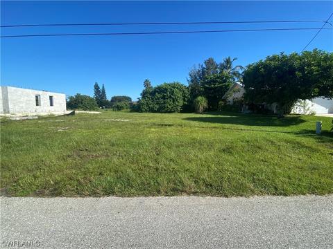 305 SW 15th Ter, Cape Coral, FL 33991