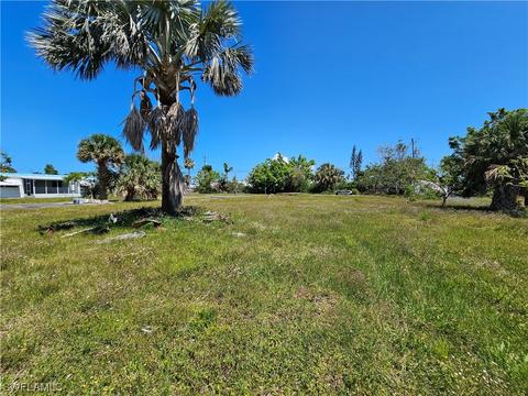 7672 Raymary St, Bokeelia, FL 33922