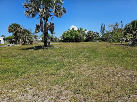 7686 Raymary St, Bokeelia, FL 33922