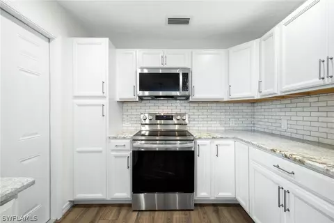 Kitchen - 1453 River Rd, Moore Haven, FL 33471 photo 4 of 7