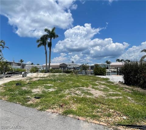 3902 Blueberry Ln, Saint James City, FL 33956