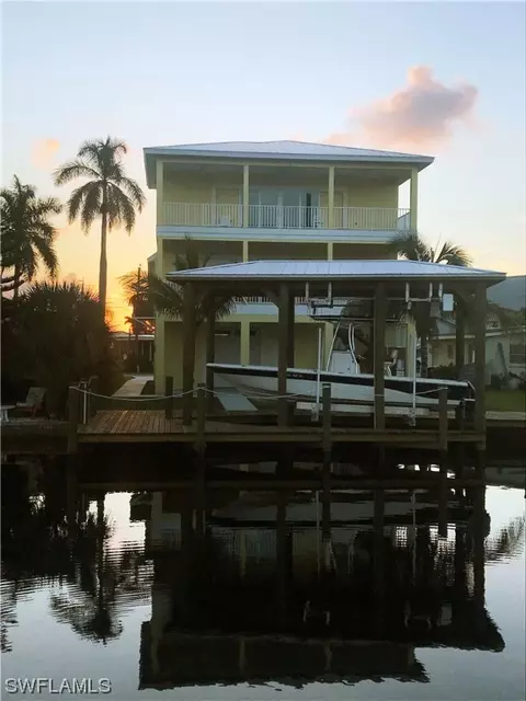855 Oak St, Fort Myers Beach, FL 33931