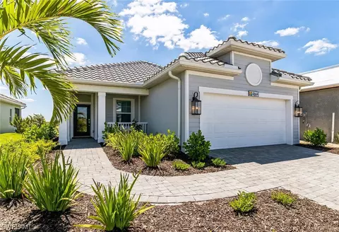 4664 Centaurus Cir, Naples, FL 34120