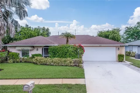 120 Versailles Cir, Naples, FL 34112