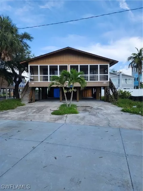 121-123 Eucalyptus Ct, Fort Myers Beach, FL 33931