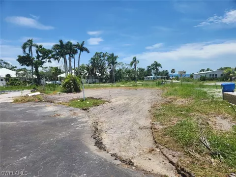 102 Oak Ln, Fort Myers, FL 33908